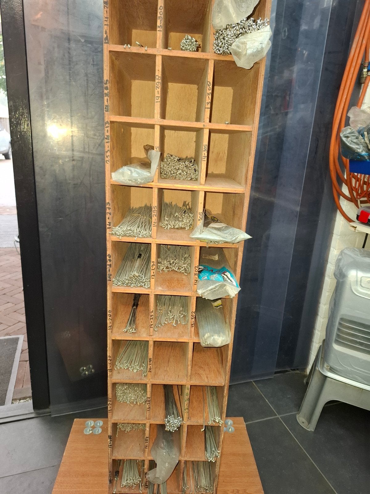 Spakenkast met diverse maten spaken, Ophalen, Gebruikt, Wielgereedschap