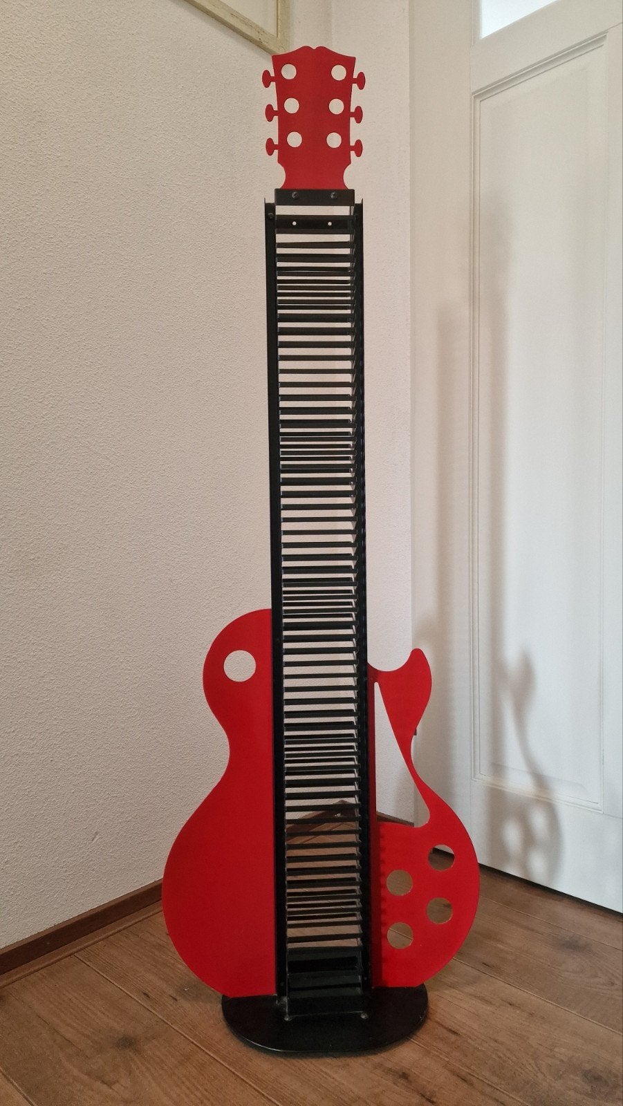 Gitaar CD/DVD-rek - Rood/Zwart - Ruimte voor 116 discs, Ophalen, 75 tot 150 discs, Zo goed als nieuw, Metaal