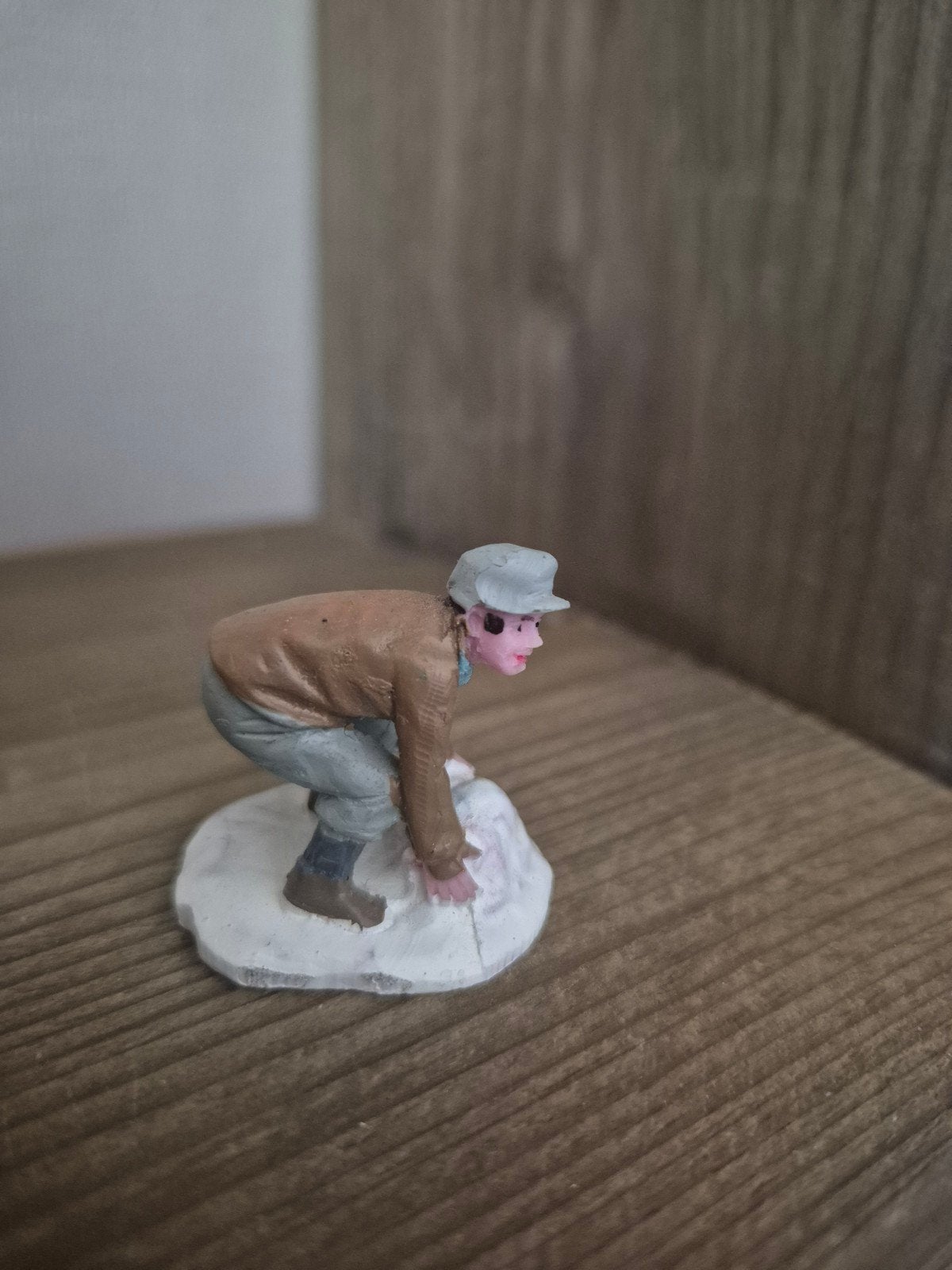 Lemax figuur 18 kerstdorp kersthuisjes, Ophalen of Verzenden, Zo goed als nieuw