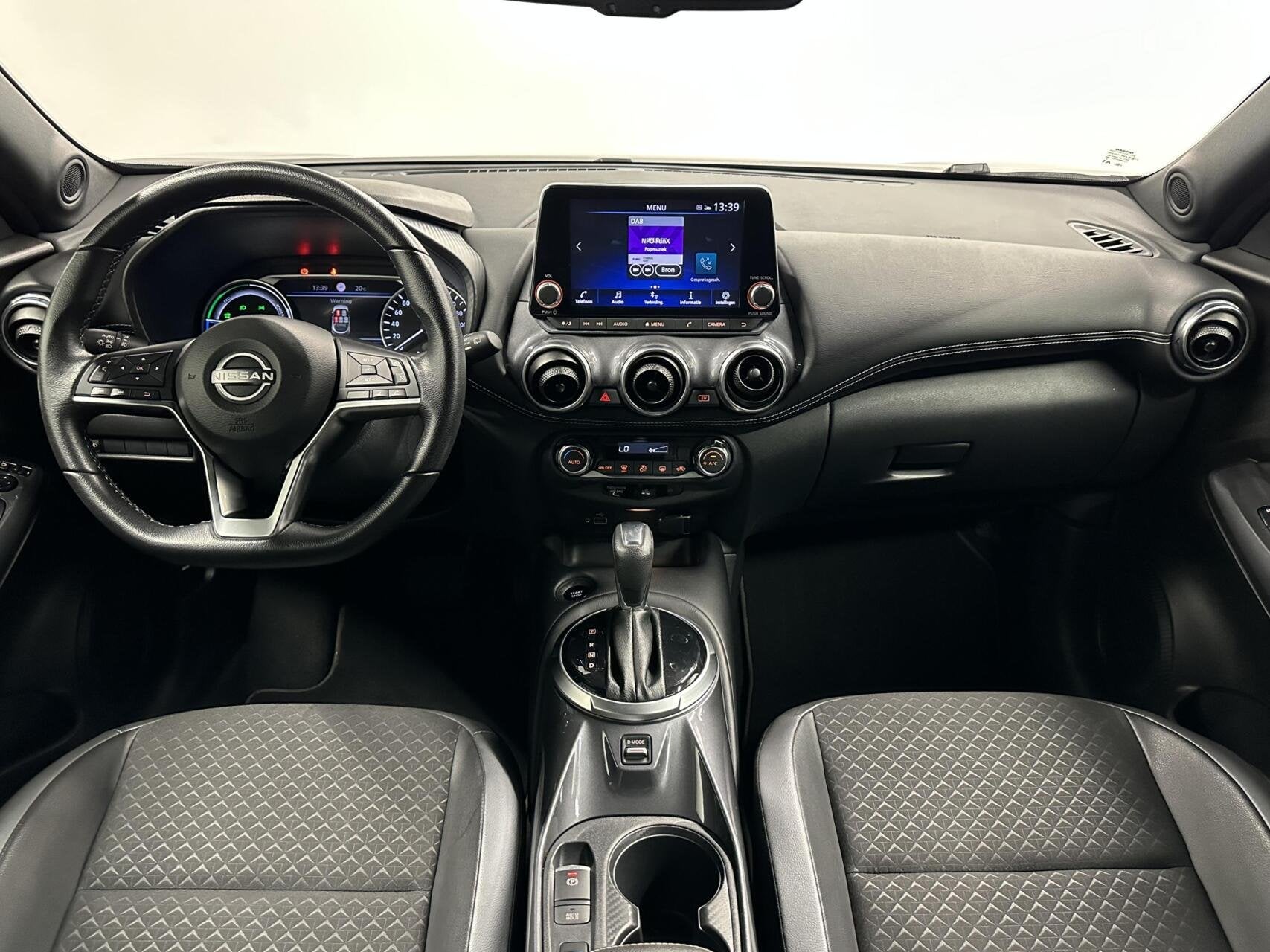 Nissan Juke 1.6 Hybrid Business Design TREKHAAK CARPLAY NAVI, Auto's, 1300 kg, Gebruikt, Met garantie (alle), Leder en Stof