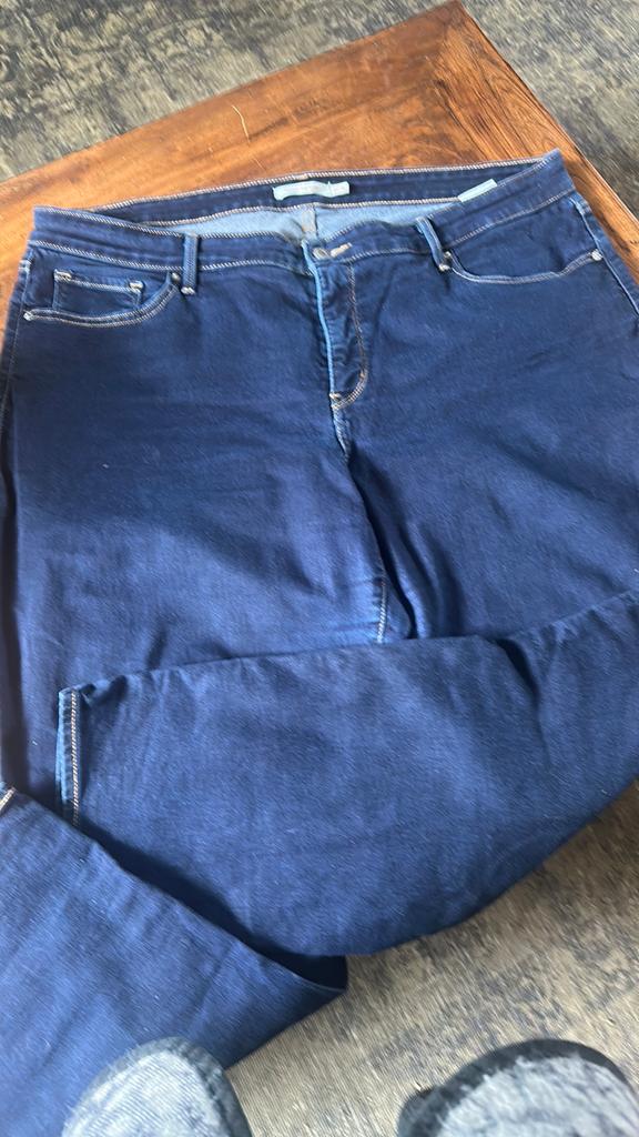 Levis 22w plus-size, Ophalen of Verzenden, Zo goed als nieuw, Blauw, Broek of Spijkerbroek