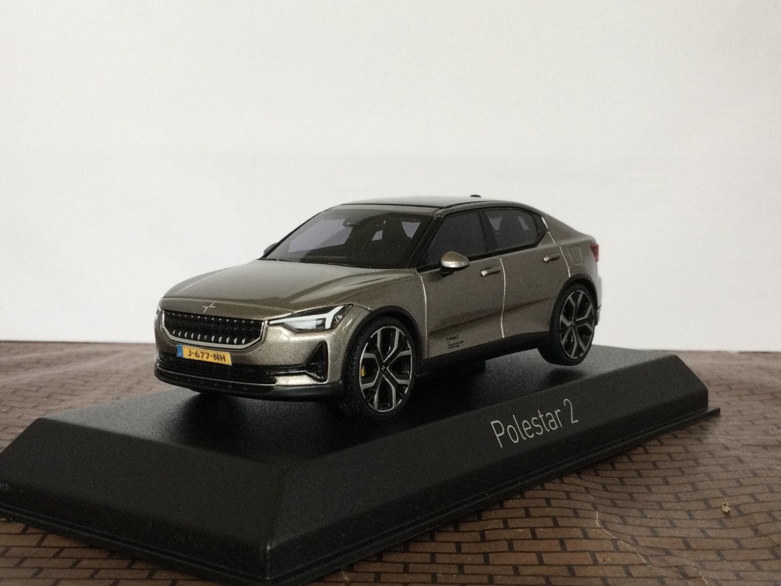 Polestar 2 (Volvo) 2019 Bronze Metallic Norev 1:43, Ophalen of Verzenden, Zo goed als nieuw, Auto, Norev