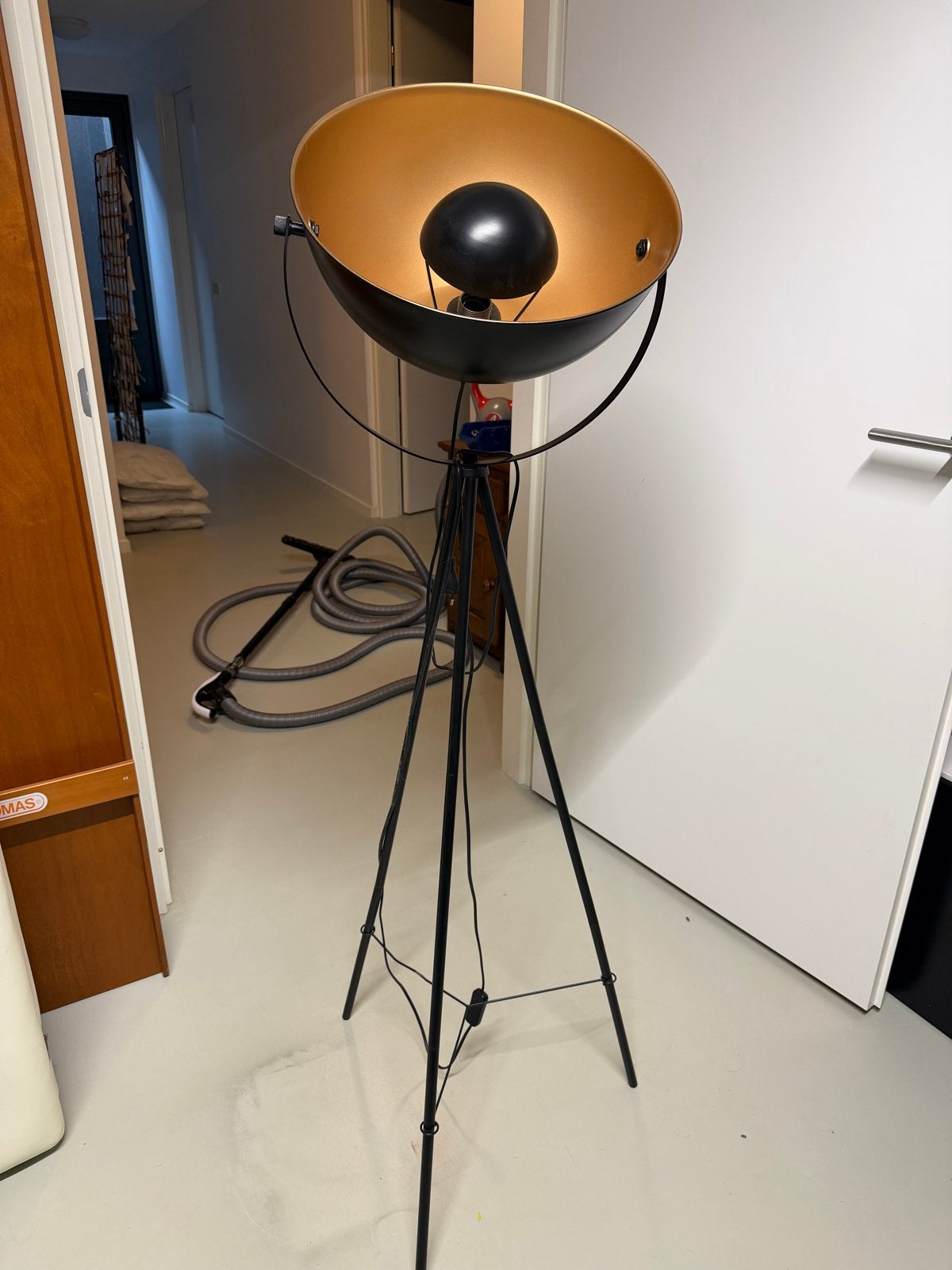 Moderne Staande Lamp Zwart met Goud - Studio Stijl, Ophalen, Zo goed als nieuw, Metaal, 100 tot 150 cm