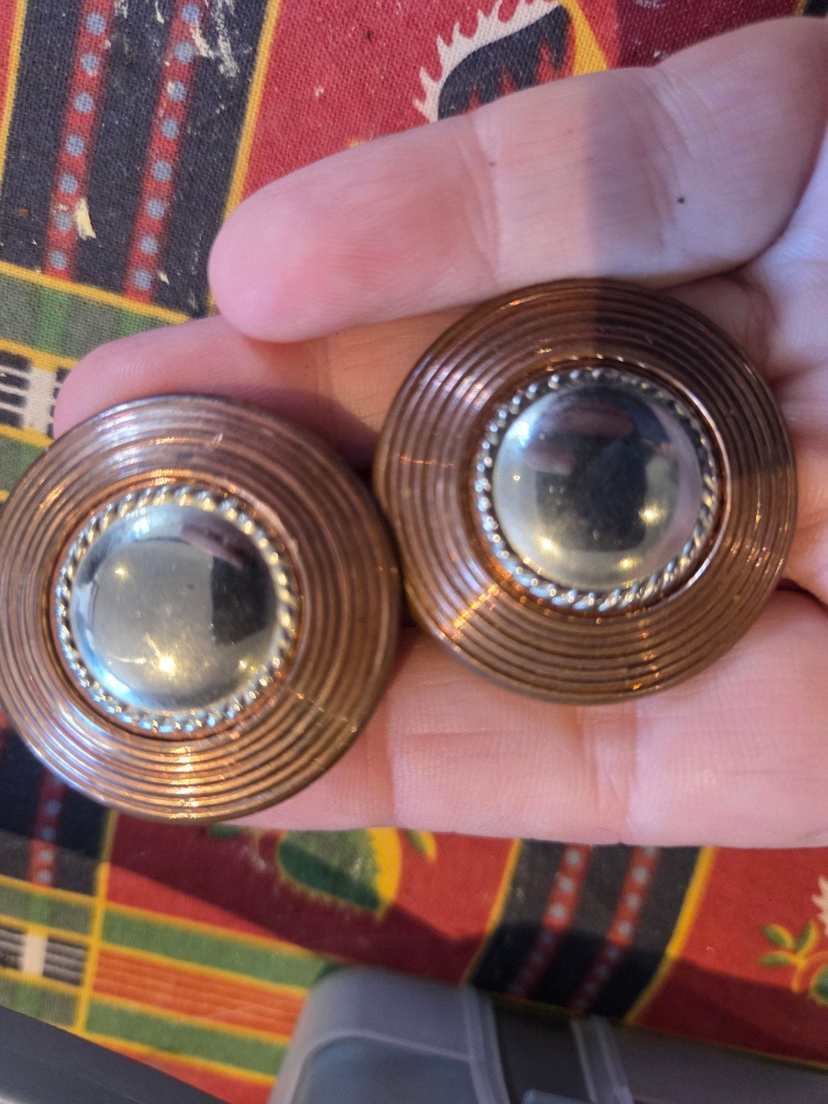 Vintage oorclips koperkleurig met zilverkleurig midden, Ophalen of Verzenden, Gebruikt, Overige materialen