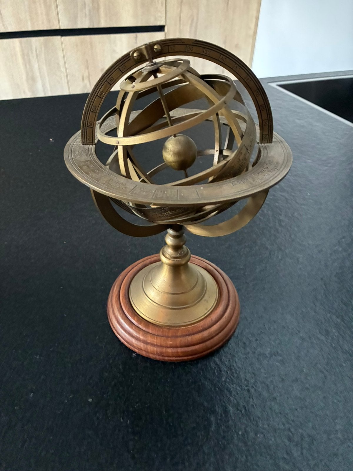 Te koop: Prachtig messing armillarium met houten voet, Ophalen of Verzenden, Zo goed als nieuw
