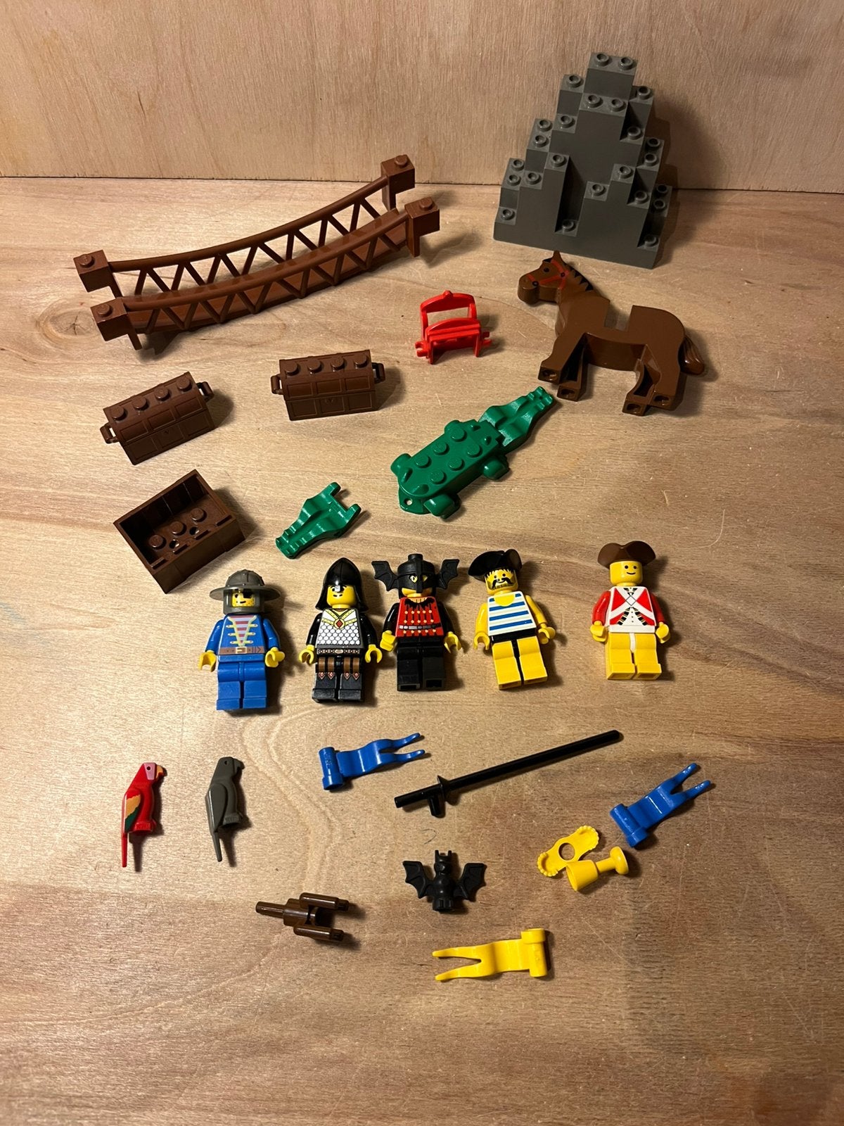 038 - Lego Partij/Lot Ridders/Piraten Minifiguren/Accessoire, Ophalen of Verzenden, Gebruikt, Losse stenen, Lego