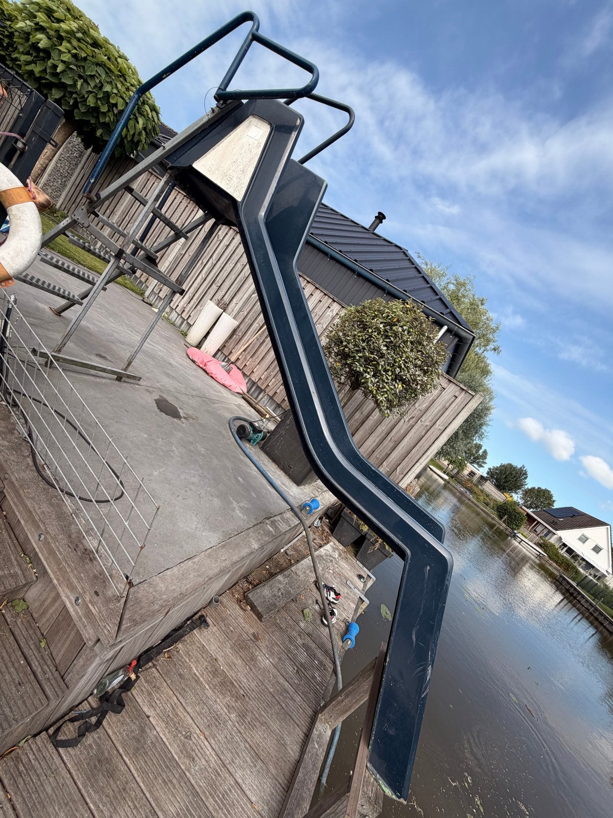 Waterglijbaan met trap voor aan de waterkant, Ophalen, Gebruikt