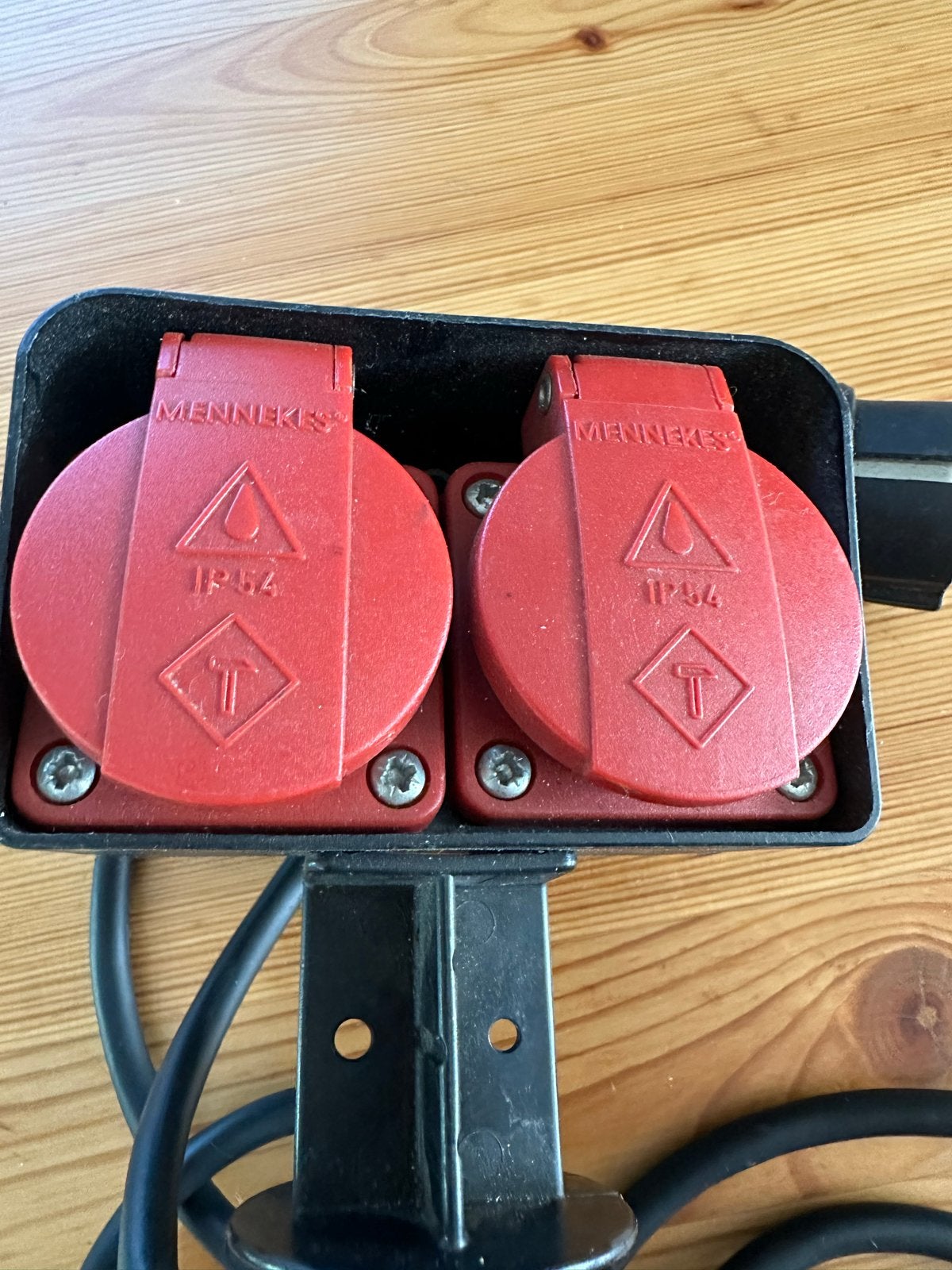 Mennekes Tuinstopcontact met aardspies, 2-voudig, IP54, Kunststof, Gebruikt, Minder dan 50 watt, Overige typen