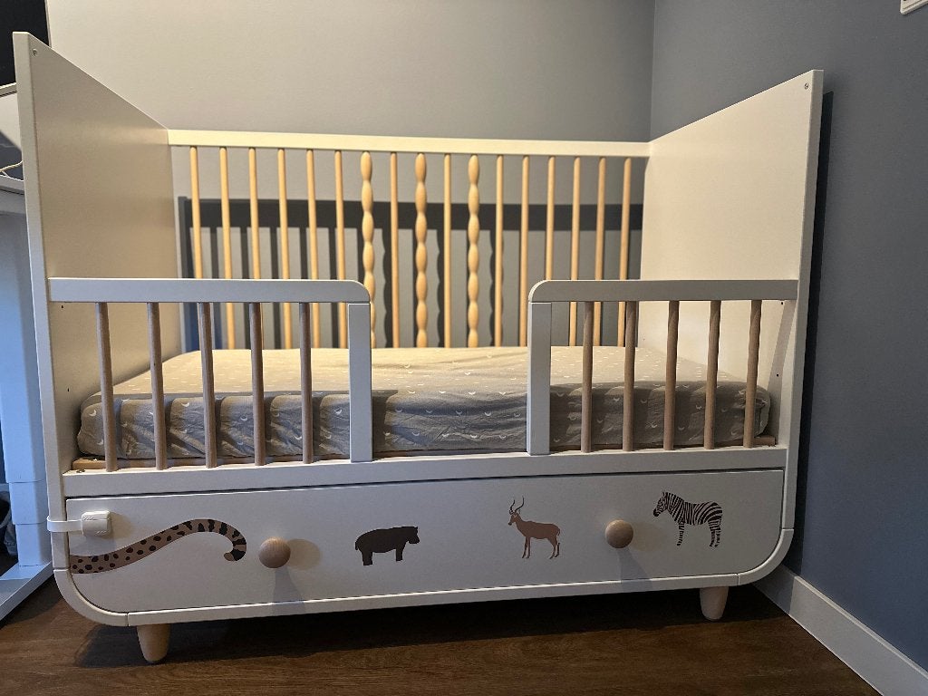 IKEA MYLLRA babybedje met lade + matras en beschermer, Zo goed als nieuw, Minder dan 140 cm, Minder dan 70 cm, Ophalen