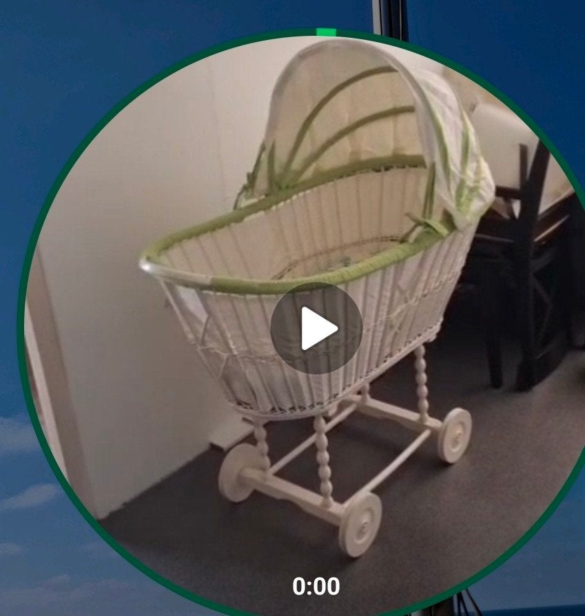 Witte rieten wieg met groen-wit gestreepte bekleding, Kinderen en Baby's, Ophalen, Gebruikt, Wieg