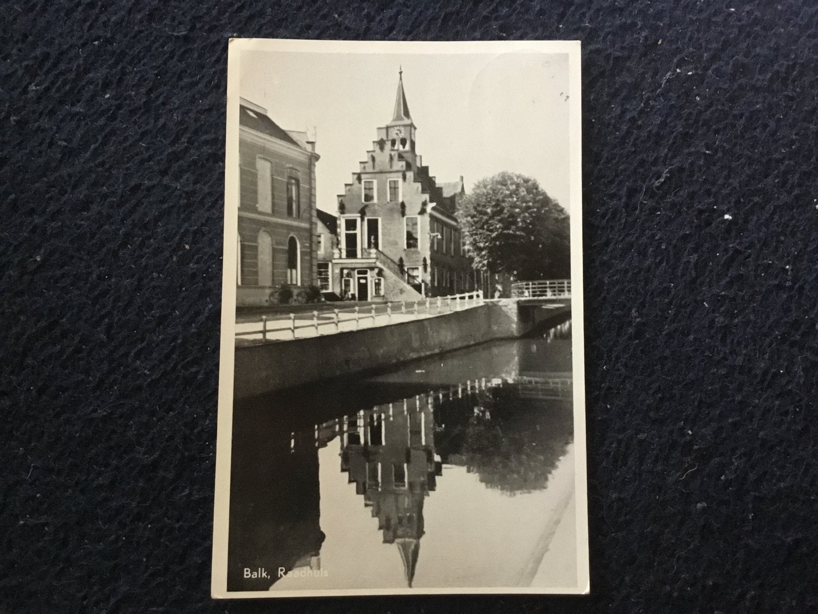 Oude ansichtkaart Balk, Raadhuis met gracht, Gelopen, Ophalen of Verzenden, 1920 tot 1940, Gelopen, Friesland