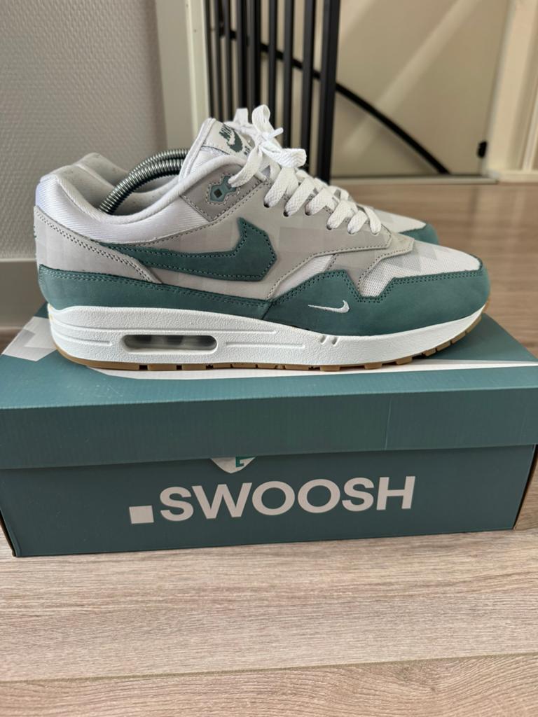 Nike Air Max 1 Swoosh Poly Adventure, Kleding | Heren, Schoenen, Zo goed als nieuw, Overige kleuren, Ophalen of Verzenden
