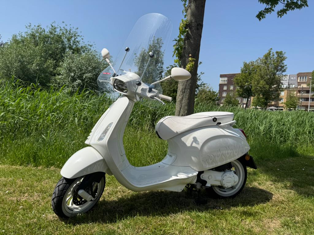 Vespa sprint x Justin Bieber wit, Fietsen en Brommers, Scooters | Vespa, Ophalen, Maximaal 45 km/u, Vespa S, Zo goed als nieuw