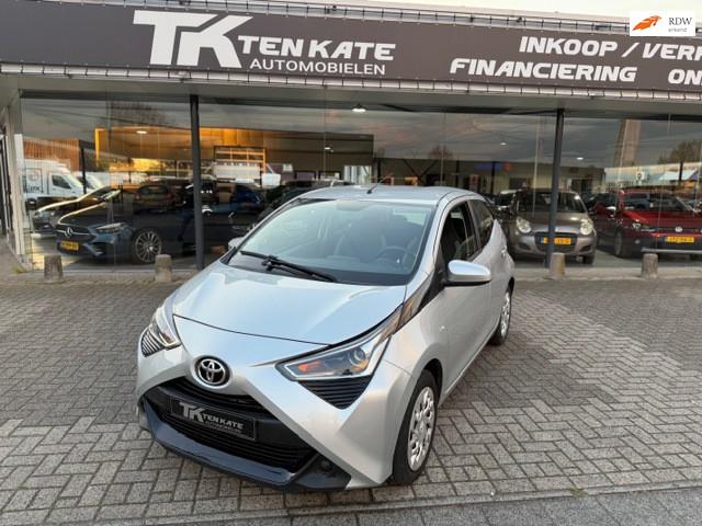 Toyota Aygo 1.0 VVT-i x-play Camera Automaat, Stof, LED verlichting, Bedrijf, 3 cilinders