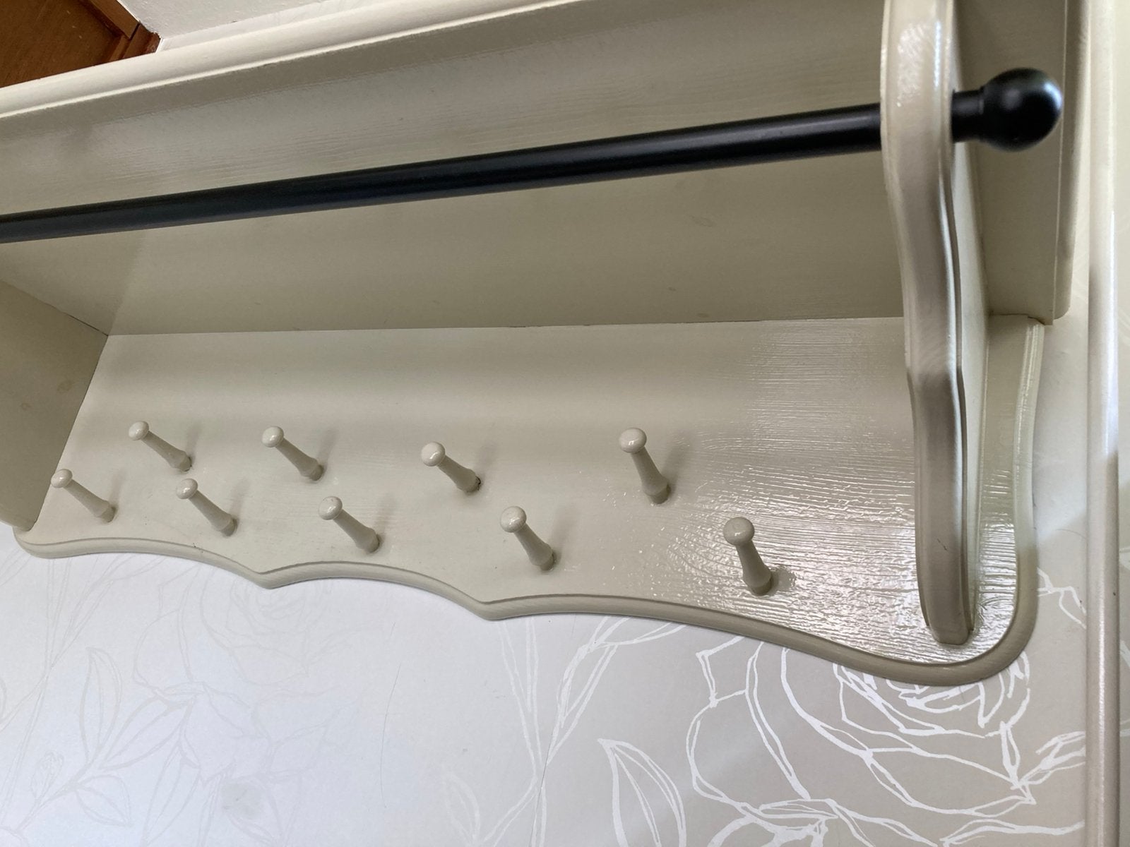Witte wandkapstok met plank, zwarte roede en 9 haken, Huis en Inrichting, Woonaccessoires | Kapstokken, Gebruikt, Minder dan 100 cm