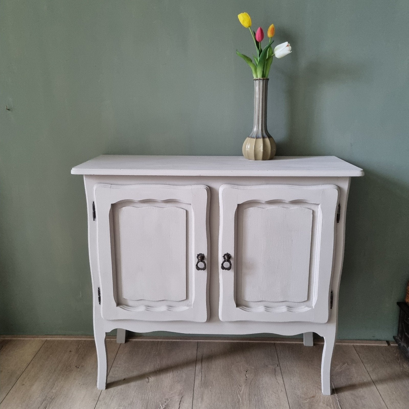 Uniek taupe brocant kastje met twee deuren - 90x35x80 cm, Antiek en Kunst, Ophalen