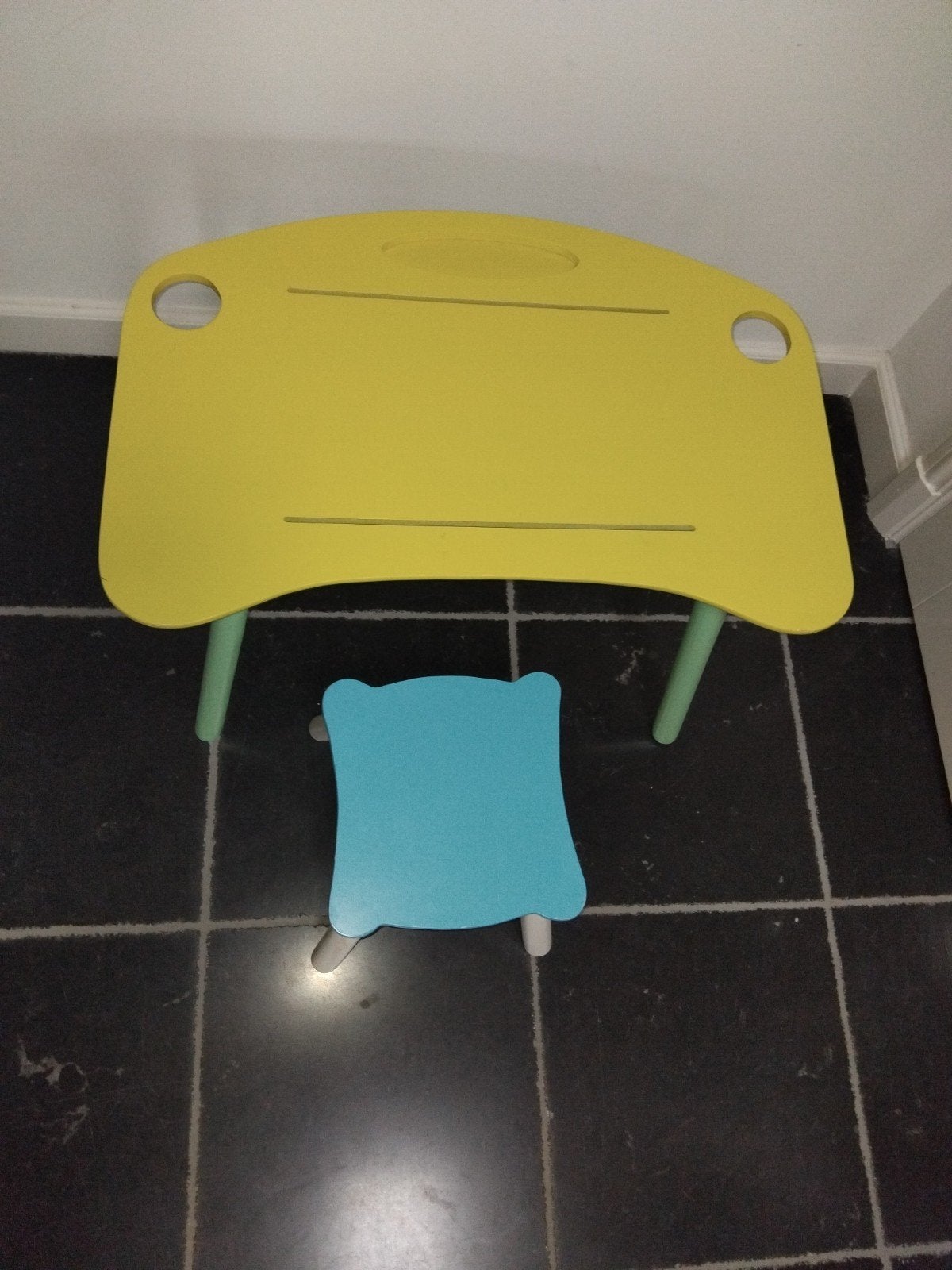 Vrolijke tekentafel - kindertafel met kruk - peuter kleuter, Ophalen, Gebruikt, Tafel(s)