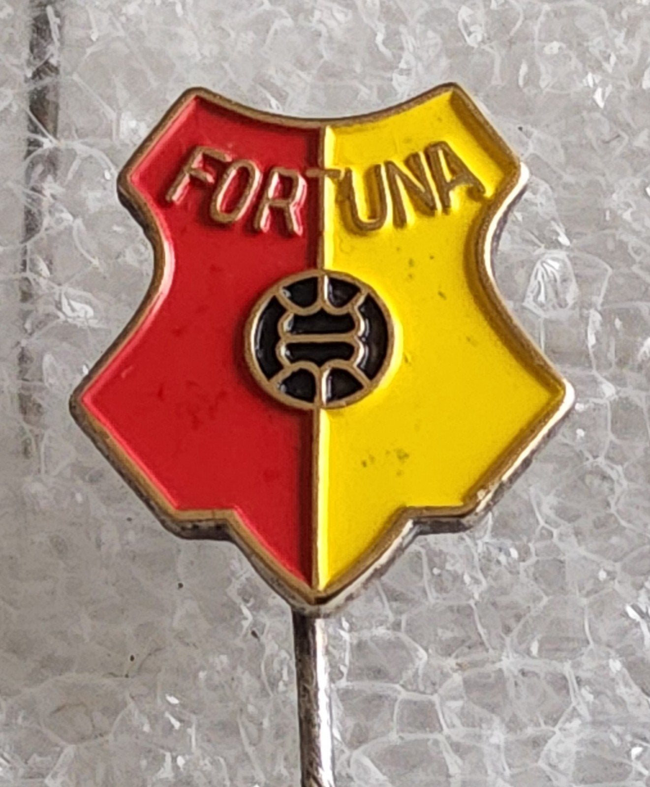Speldje Fortuna Vlaardingen - Voetbalclub, Ophalen of Verzenden, Gebruikt, Sport, Speldje of Pin