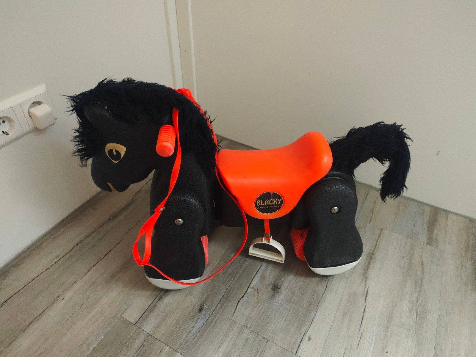 Loop paard Blacky - band is wat stuk, Ophalen