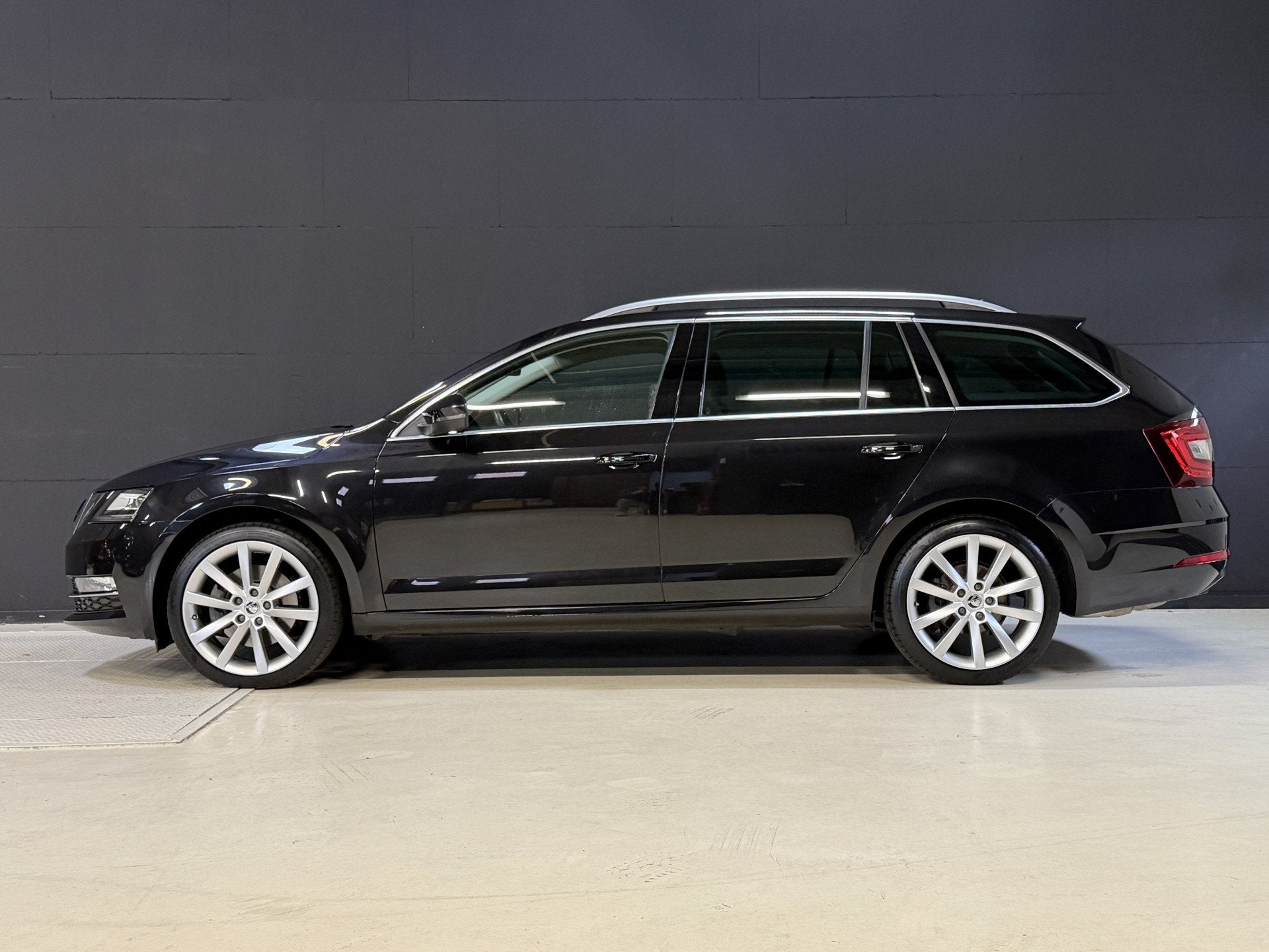 Skoda Octavia Combi 2.0 TSI 191PK Style Business | Leder | A, Auto's, Automaat, Dealer onderhouden, Gebruikt, Zwart