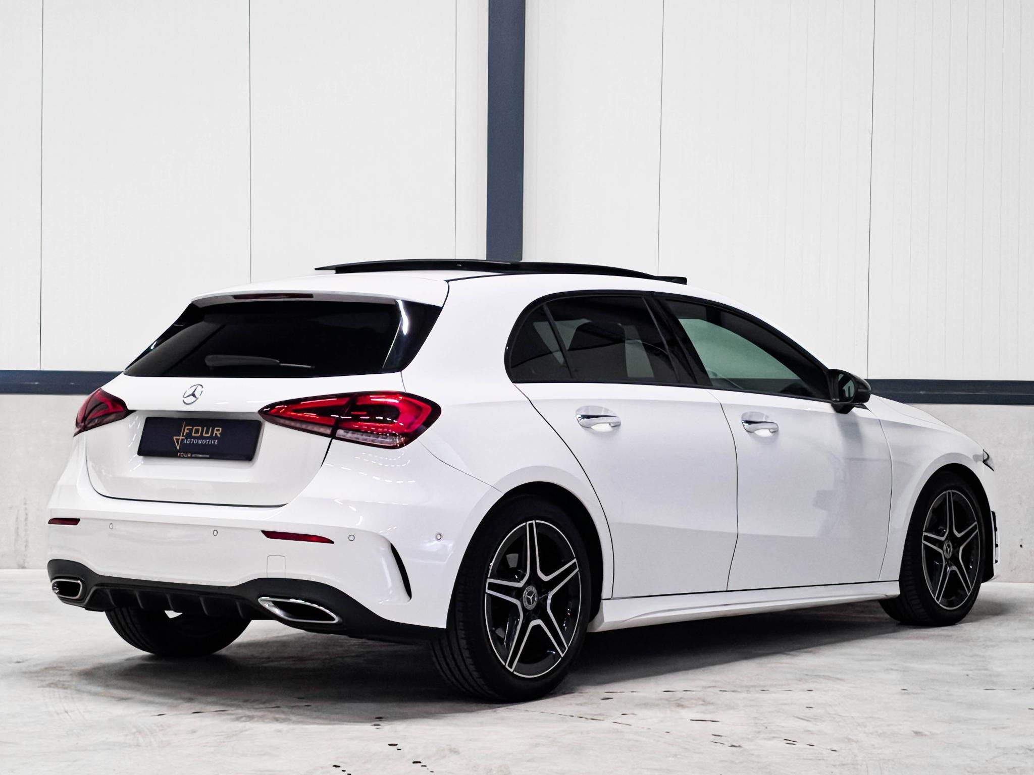 Foto 3 van Mercedes-Benz A-klasse 180 AMG | Burmester | Panoramadak | M