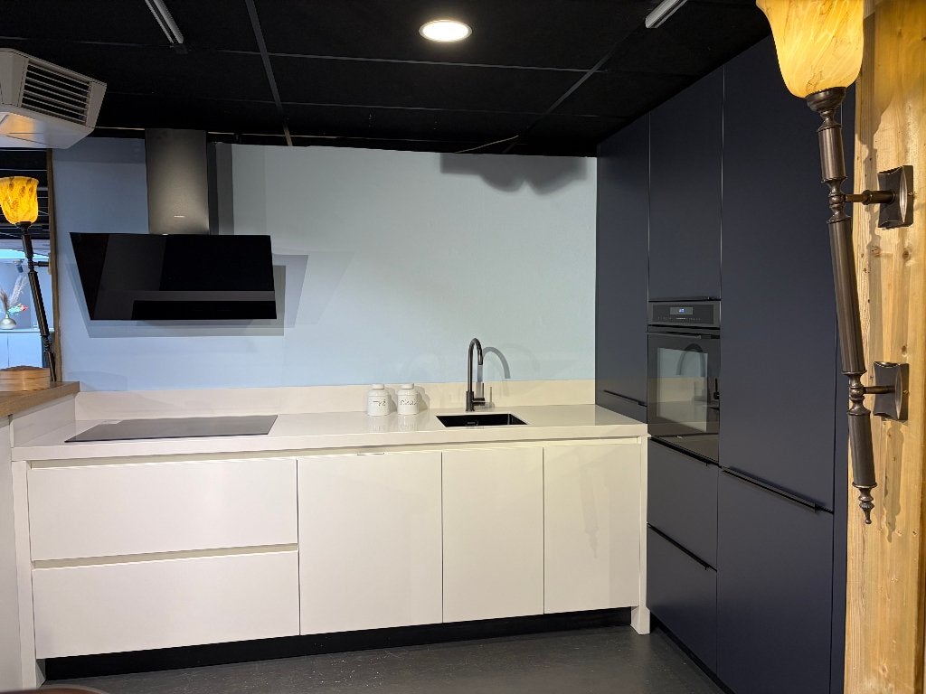 Showr keuken, greeploos, composiet blad, incl apparaten, Ophalen, Wit, Overige typen, Nieuw