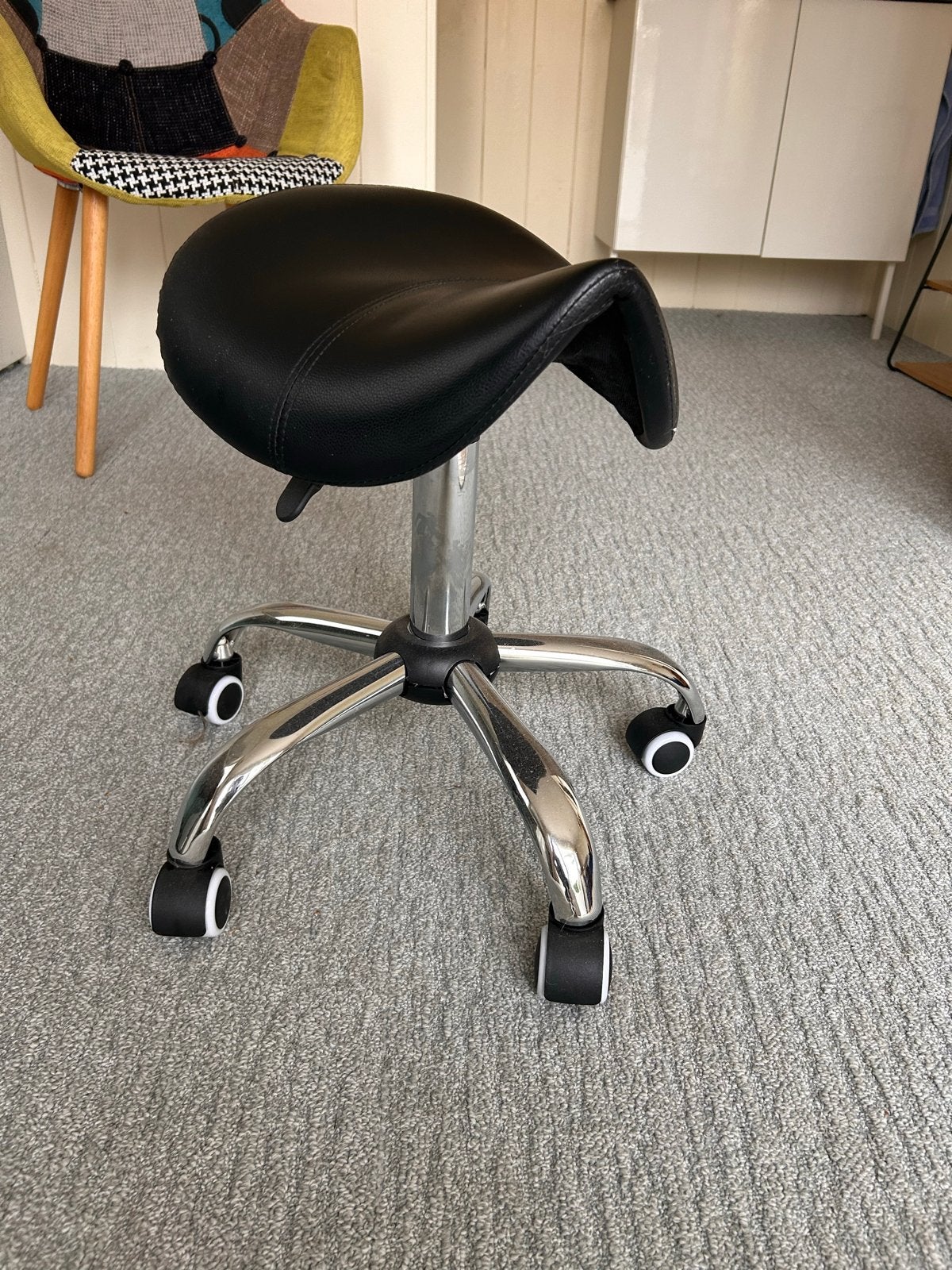 Zwarte ergonomische zadelkruk op wielen, Ophalen, Zwart, Zo goed als nieuw, Bureaukruk