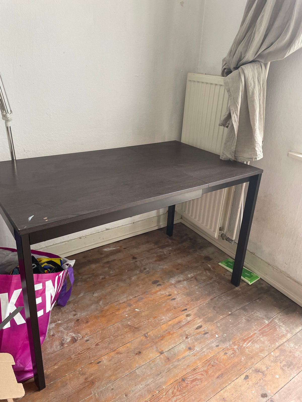 Donkerbruine eettafel met gebruikssporen black table, Huis en Inrichting, Ophalen, Gebruikt, 100 tot 150 cm, 50 tot 100 cm