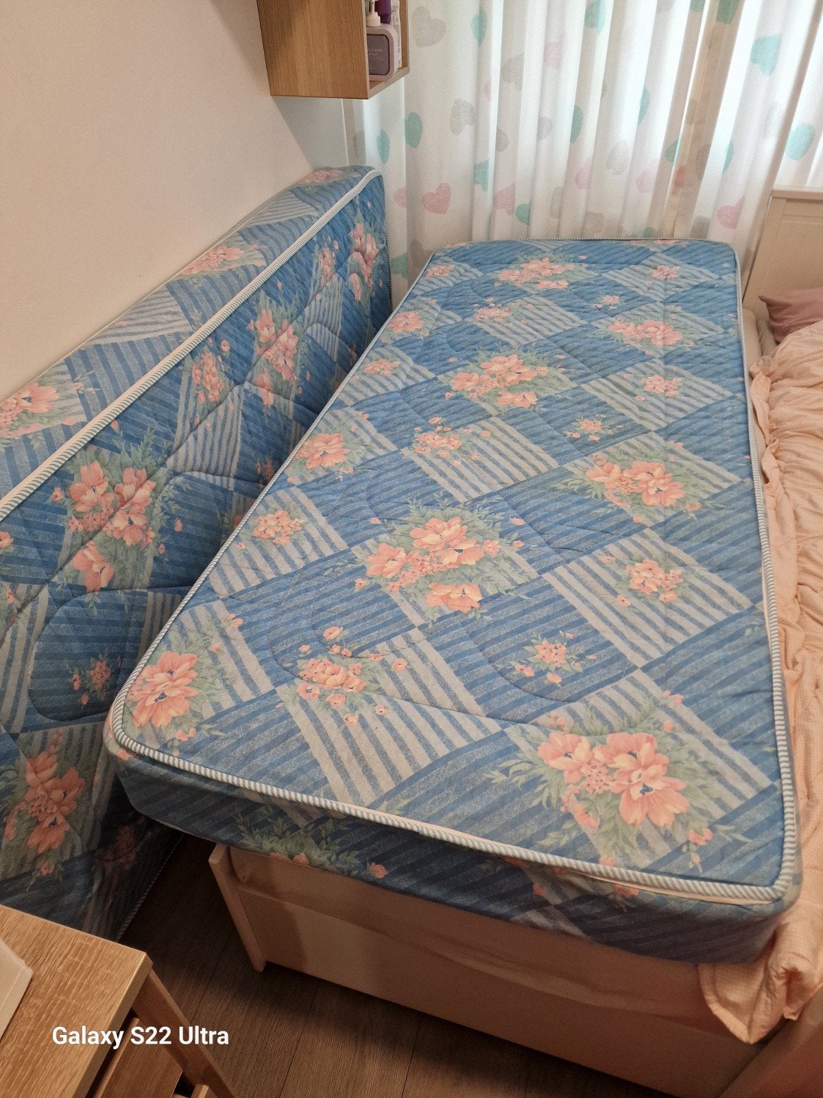 Twee gebruikte matrassen met bloemenpatroon, Huis en Inrichting, Slaapkamer | Matrassen en Bedbodems, Ophalen, Gebruikt, 90 cm
