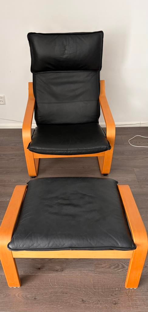 Ikea Poäng fauteuil met voetenbank - zwart leer, Huis en Inrichting, Ophalen, Gebruikt, Hout