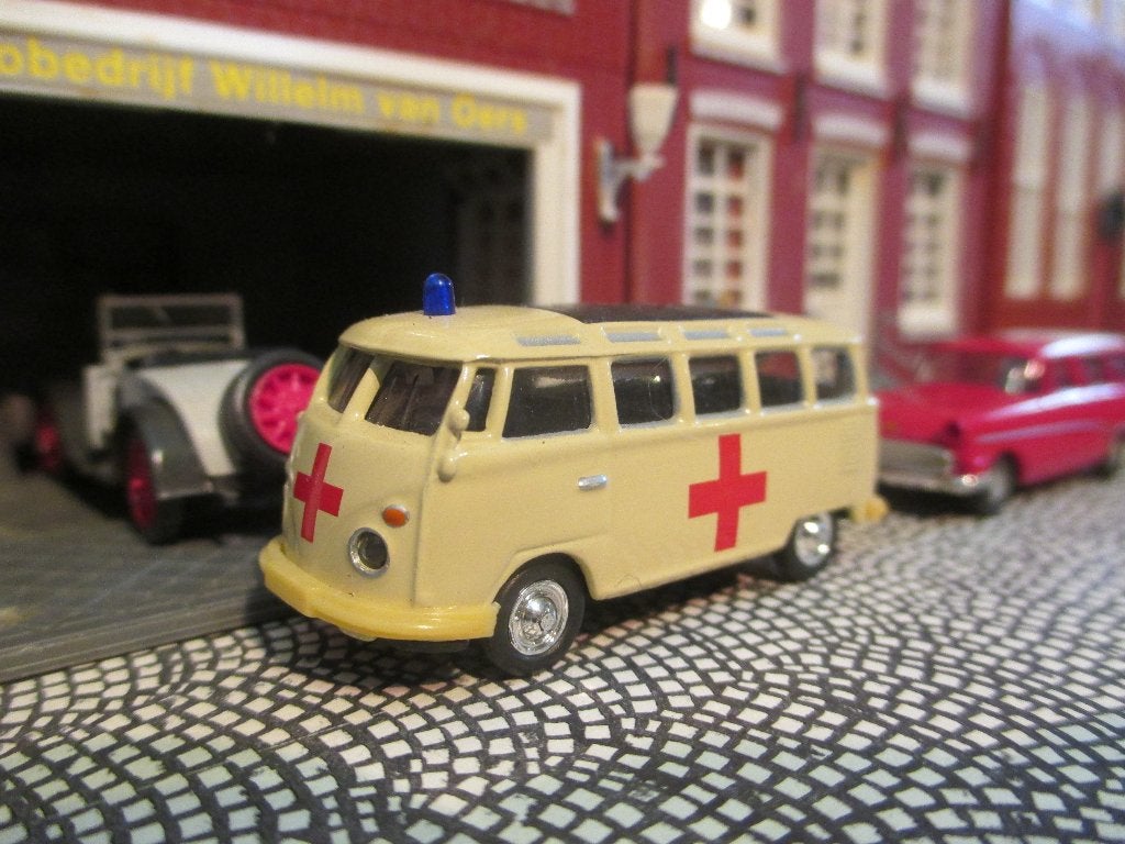 Volkswagen T1 Samba Bus Schuco Ambulance, Ophalen of Verzenden, Zo goed als nieuw, Bus of Vrachtwagen, Schuco