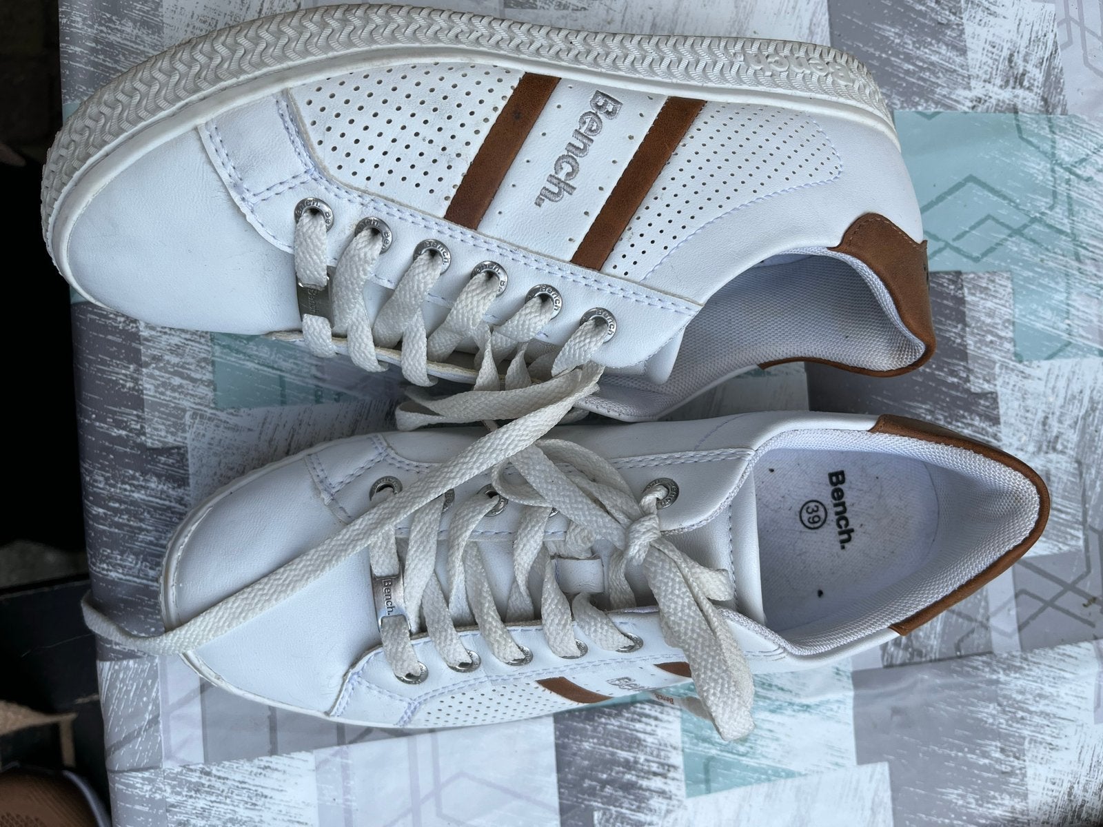 Witte Bench sneakers met bruine accenten - Maat 39, Ophalen, Zo goed als nieuw, Wit, Sneakers of Gympen