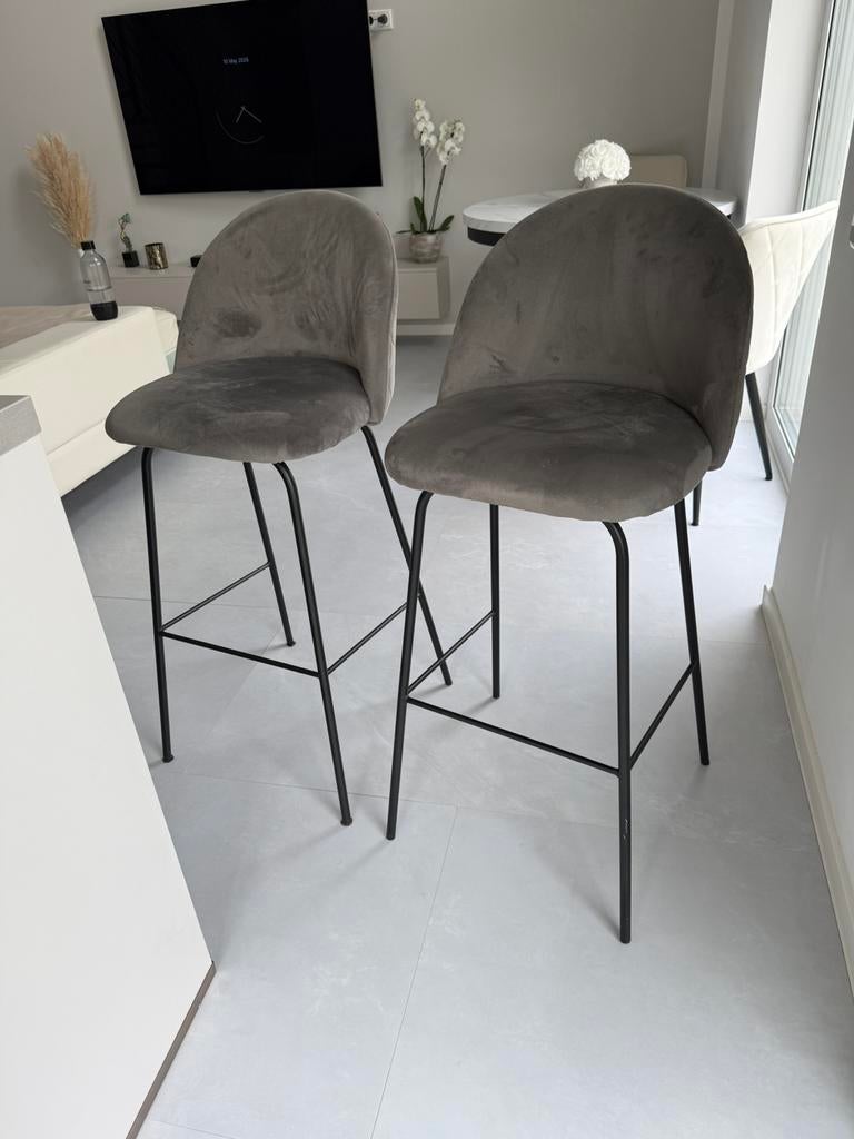 2x Velvet Barkrukken Grijs - Zeer nette staat, Huis en Inrichting, Barkrukken, 5 krukken of meer, Ophalen, Zo goed als nieuw, 60 tot 90 cm