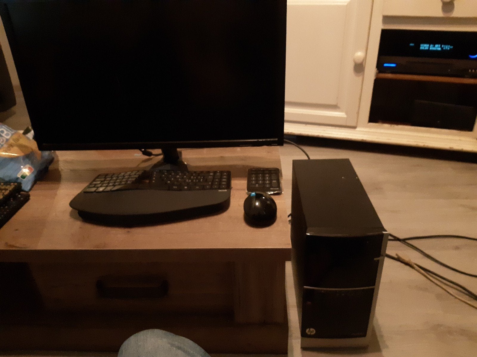 Foto 2 van HP Pavilion 500 PC met Acer KG281K Monitor