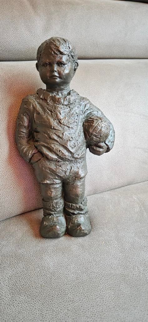 Geert Kunen Bronzen beeldje van jongen met voetbal, Ophalen of Verzenden, 20 - 50 cm, Beeld, Bruin