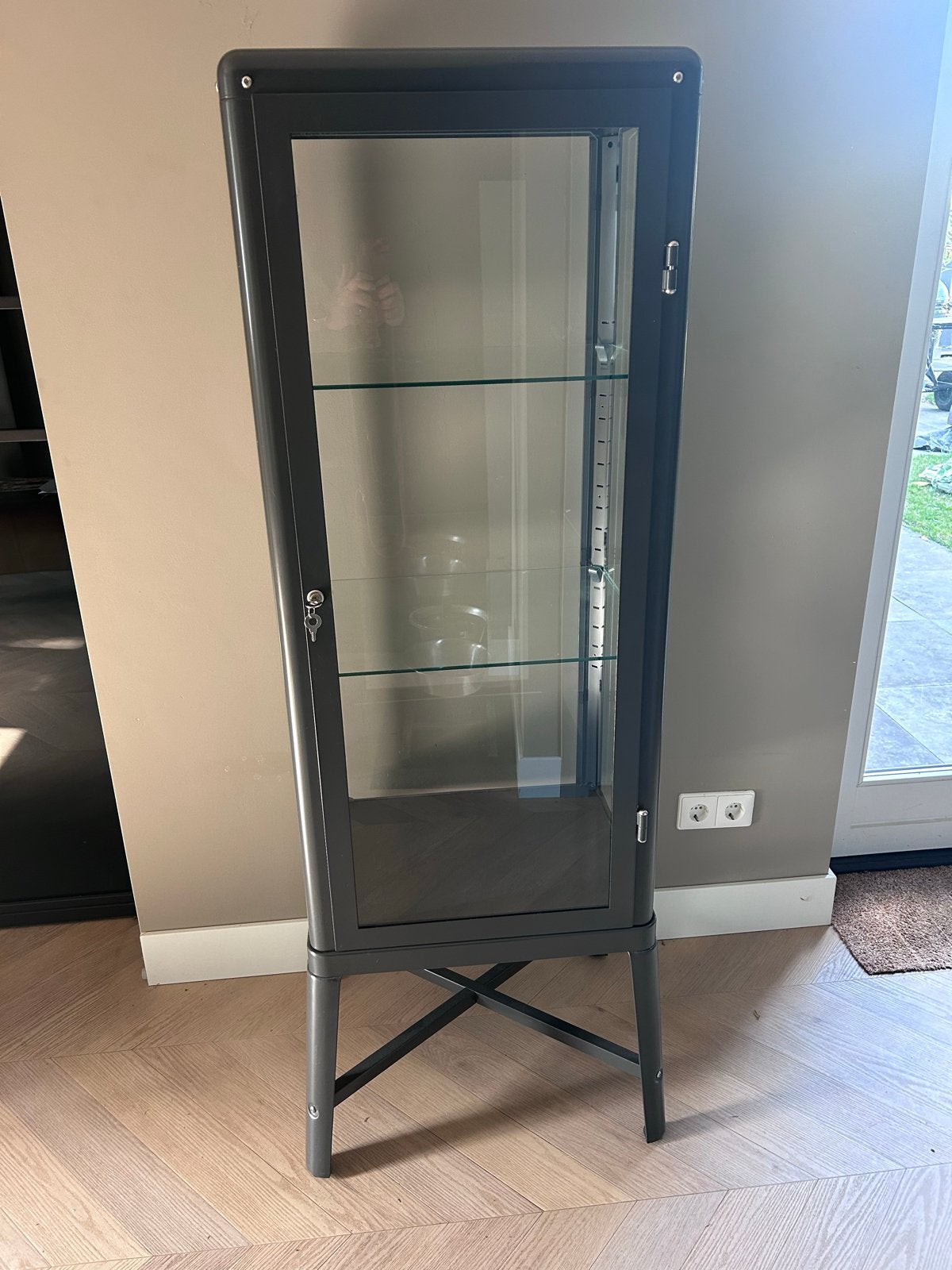 IKEA Detolf Vitrinekast - Zo goed als nieuw, Huis en Inrichting, Kasten | Vitrinekasten, Ophalen, 50 tot 100 cm, Zo goed als nieuw