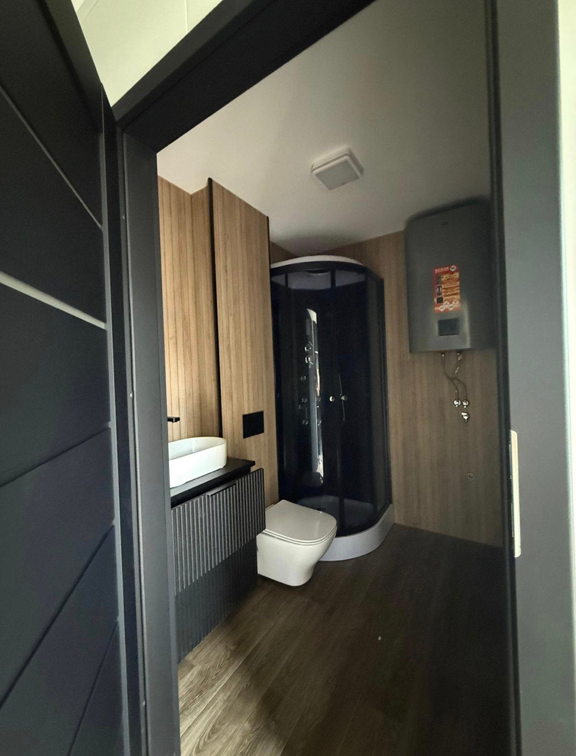 Foto 4 van LUXE KANTOOR/WOONUNIT 8x3M COMPLEET– NOG BIJ FABRIKANT