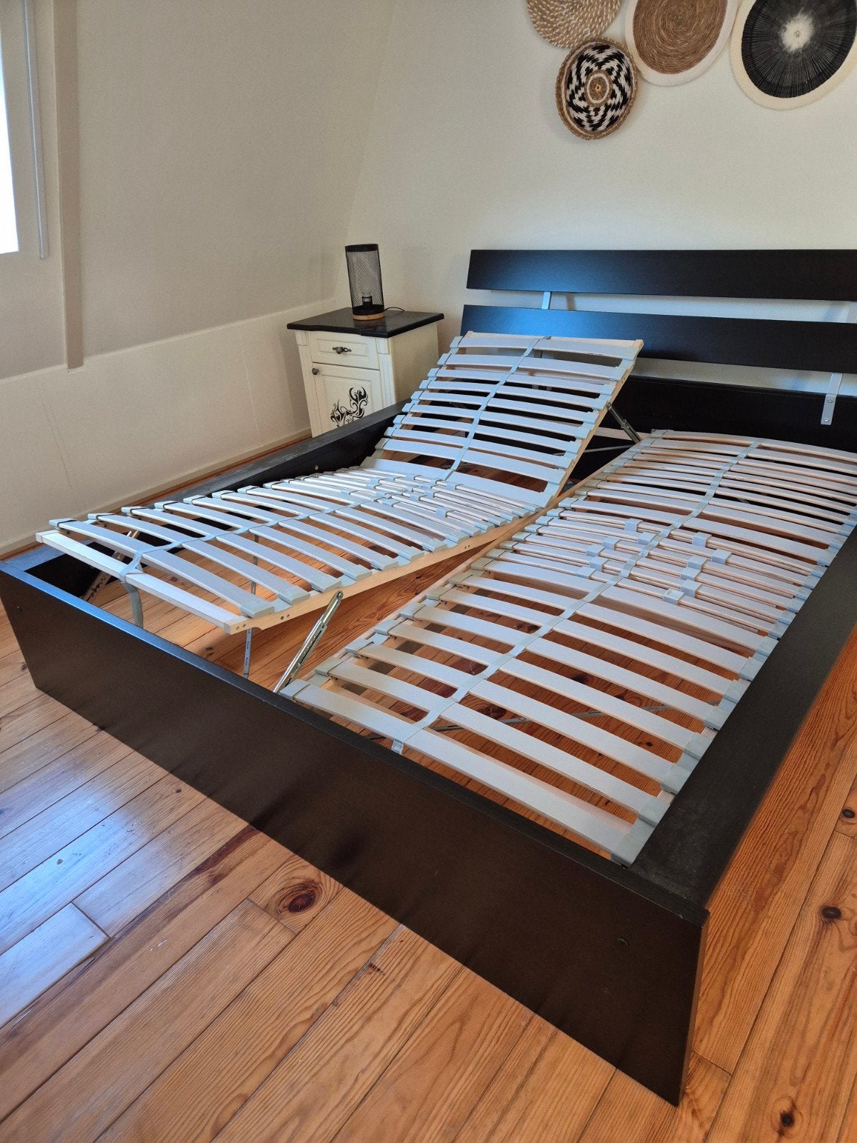 Zwart houten Ikea bed, met 2 nachtkastjes en lampjes, Ophalen, Verstelbaar, Zwart, Tweepersoons