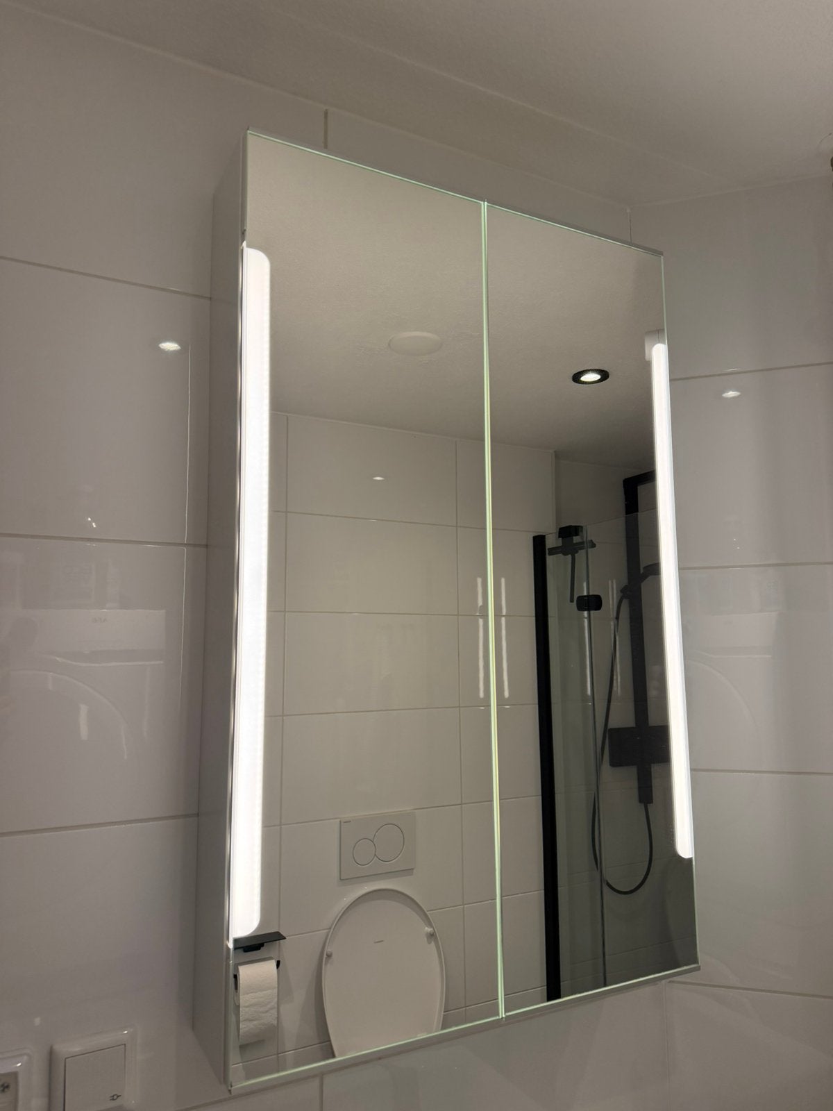 IKEA STORJORM spiegelkast 60 cm – LED – badkamerkast, Huis en Inrichting, Badkamer | Badkamermeubels, Ophalen, Spiegelkast, 50 tot 100 cm