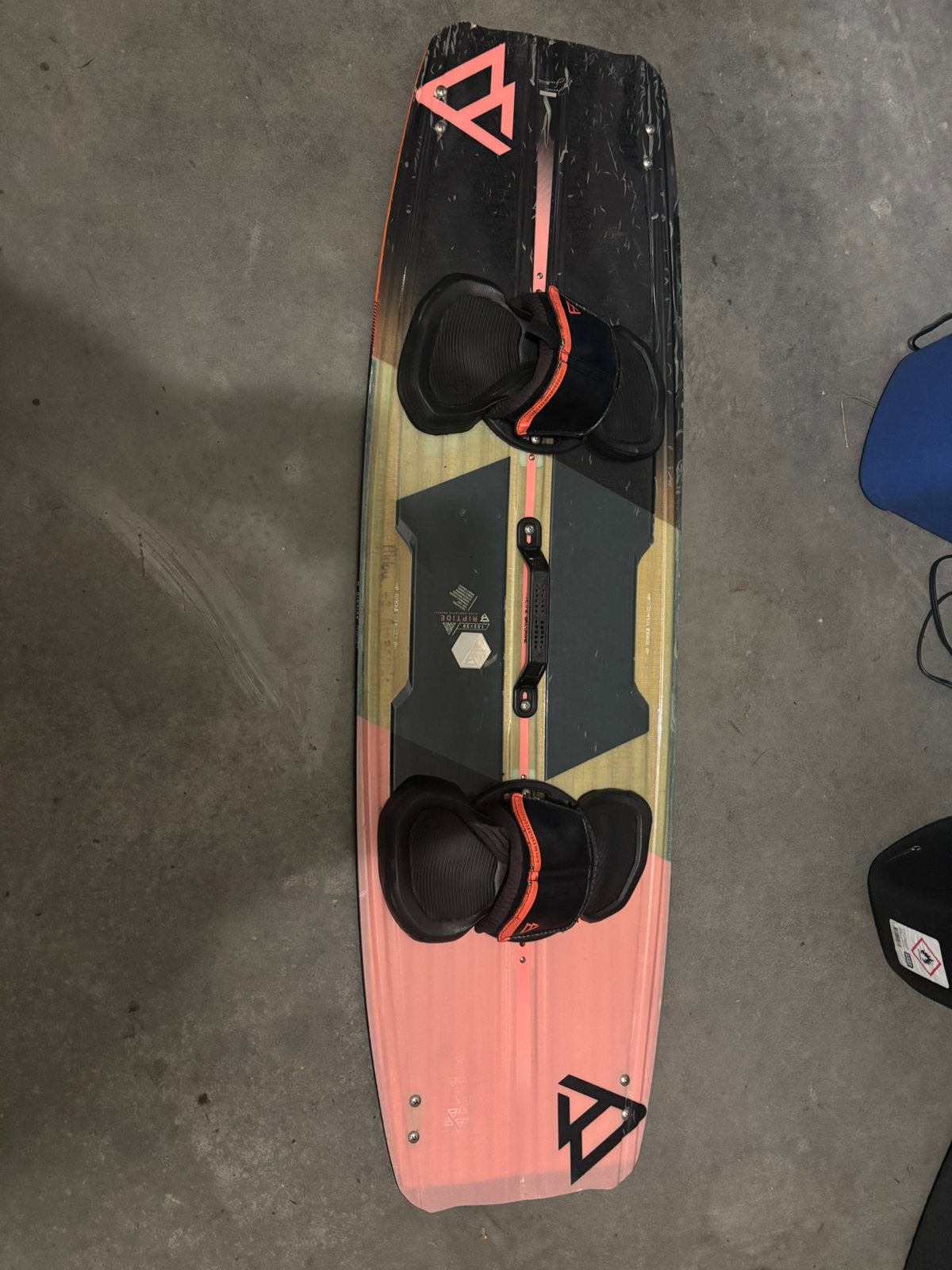 Brunotti Riptide 133x39 twintip kiteboard + bindingen, Watersport en Boten, Kitesurfen, Gebruikt, Twintip, Kiteboard, Ophalen of Verzenden