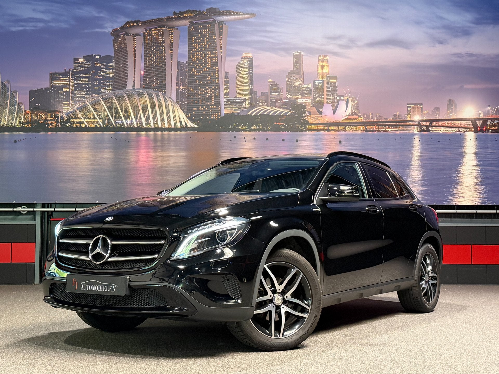 Mercedes-Benz GLA GLA180 Urban Trekhaak|Keyless|Camera|Sfeer, Gebruikt, 4 cilinders, 715 kg, 1335 kg