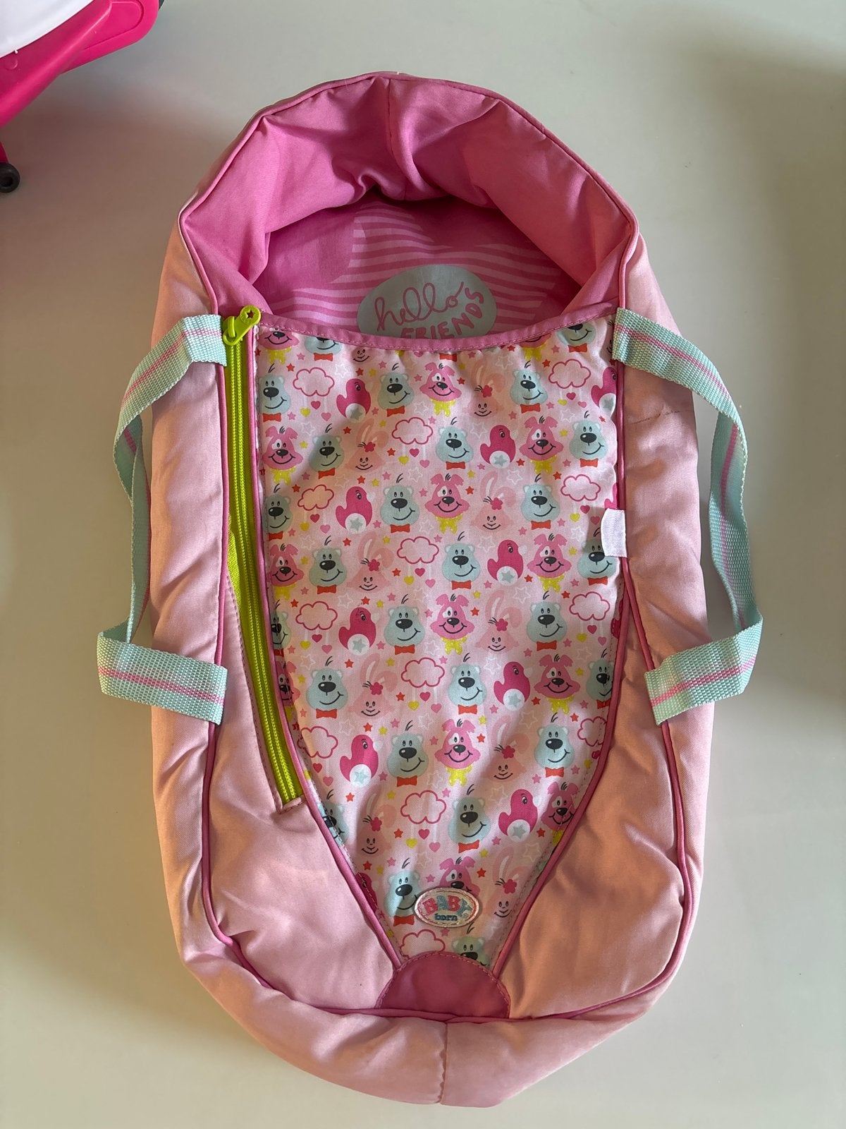 Baby Born draagzak/slaapzak roze met Hello Friends print, Kinderen en Baby's, Speelgoed | Poppen, Ophalen, Zo goed als nieuw, Babypop