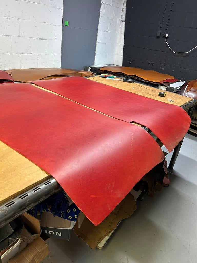 2 rode kleur tuigleer lappen 3-3,5 mm dikte half soepel, Leer of Kunstleer, Ophalen of Verzenden, Zo goed als nieuw, 30 tot 120 cm