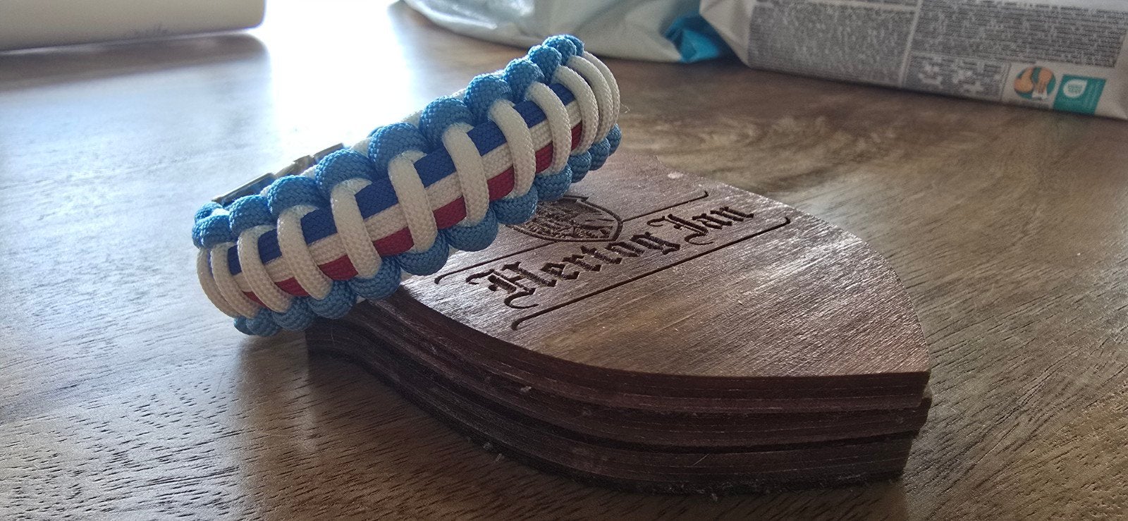 Handgemaakte Paracord veteranen armband unprofor, Ophalen of Verzenden, Nieuw, Blauw, Overige materialen