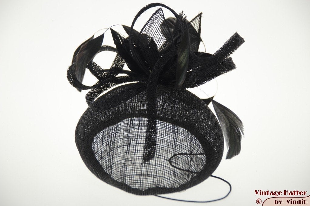 Kleine bolle fascinator zwart sisal sinamay met veren nieuw, Ophalen of Verzenden, Nieuw, One size fits all, Hoed