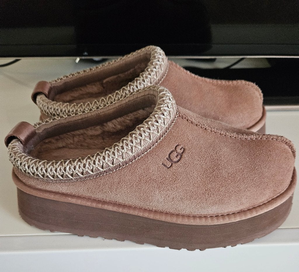 Uggs tazz II pantoffels taupe maat 37, UGG, Bruin, Ophalen of Verzenden, Zo goed als nieuw