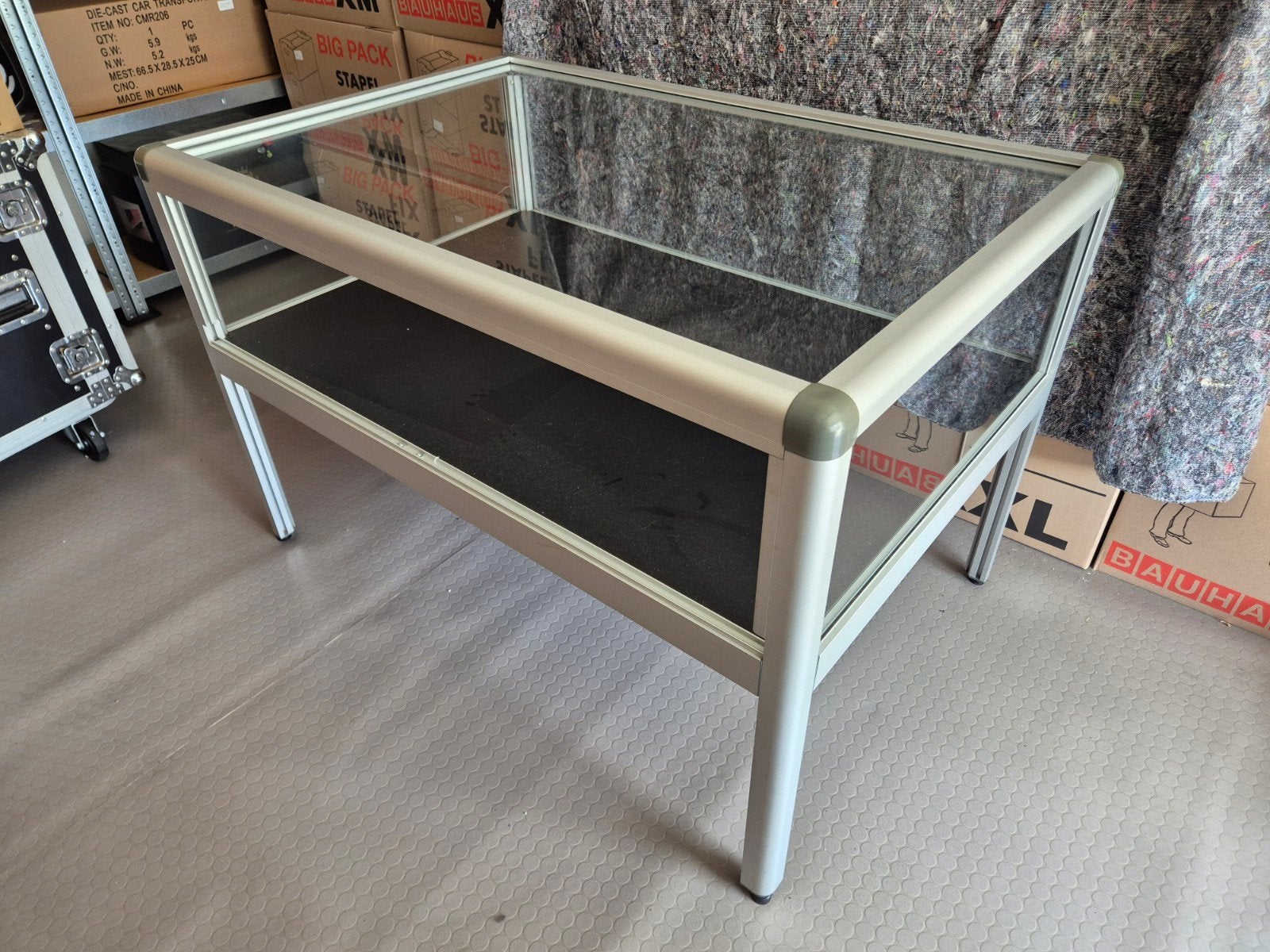 Tafelmodel vitrinekast met aluminium frame, Ophalen, Gebruikt, 100 tot 150 cm, 75 cm of meer