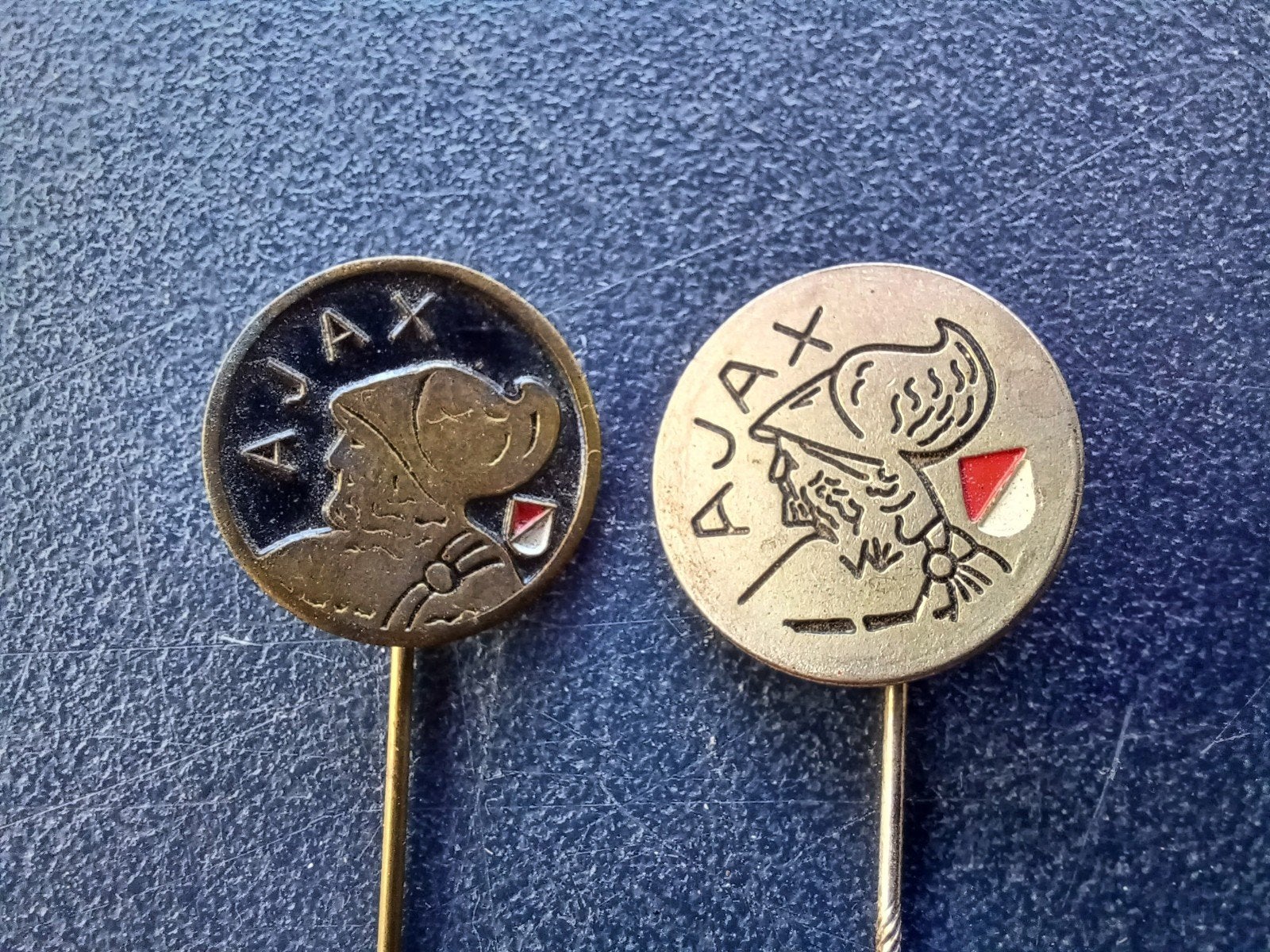 2 Speldjes AJAX (sport voetbal Amsterdam), Ophalen of Verzenden, Gebruikt, Sport, Speldje of Pin