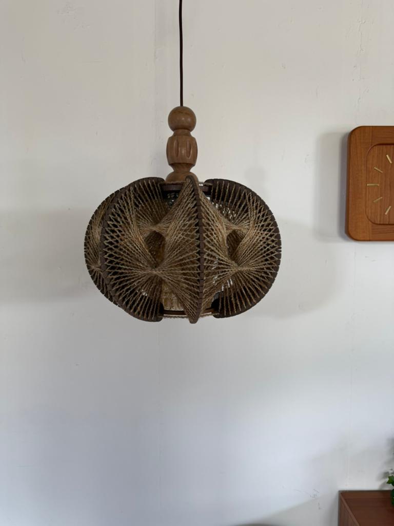 Vintage Deense hanglamp in glas, wol & hout ‘60, Ophalen of Verzenden, Zo goed als nieuw, Glas, Vintage retro buisframe design rotan webbing papercord deens