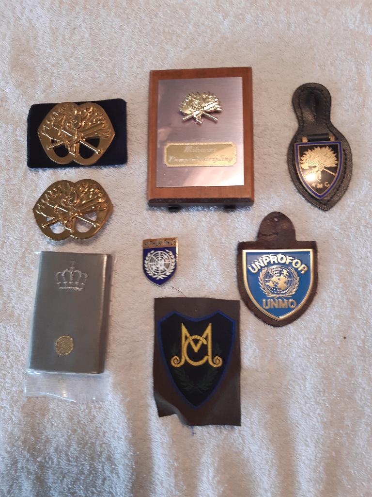schildjes en baret embleem Mobiele Collonnes, Ophalen of Verzenden, Landmacht, Nederland, Embleem of Badge